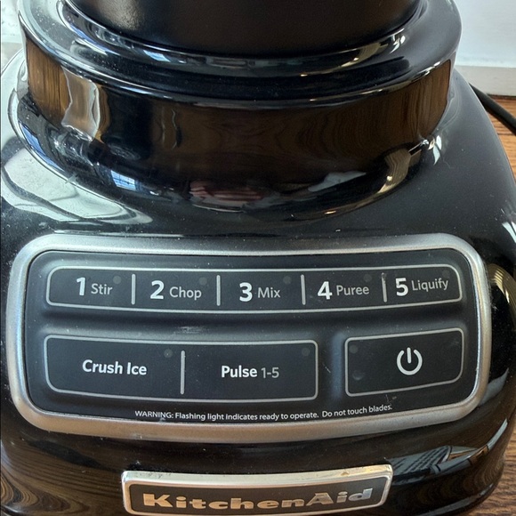 KitchenAid Black 60-oz Contour Silver 630-Watt Pulse Control Blender - Picture 5 of 11